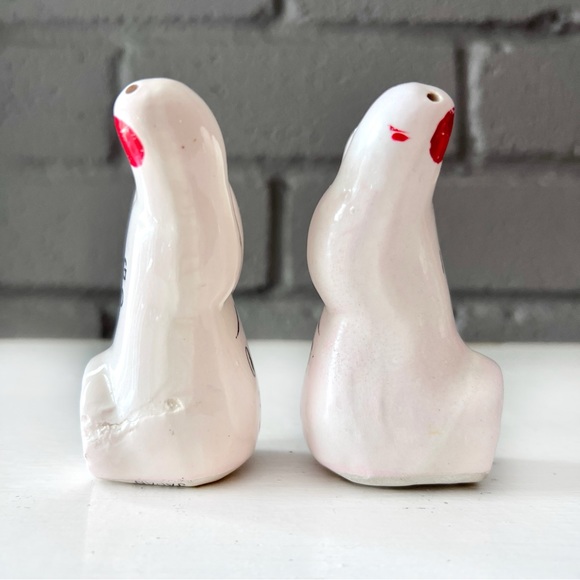 VINTAGE Quirky Feet & Toes Kicking Around in Iowa Salt & Pepper Shaker Set Pair - Picture 3 of 8